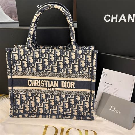 dior book tote 小號|Dior tote bag.